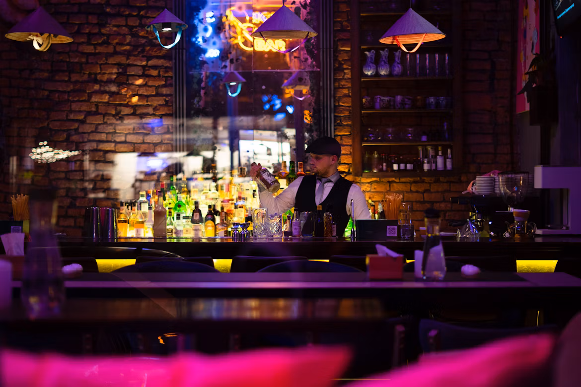 ¿Qué hace realmente un bartender? Todo lo que hay detrás de la barra